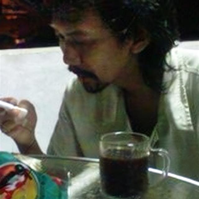 Gigih Yudiarto menikmati kopi